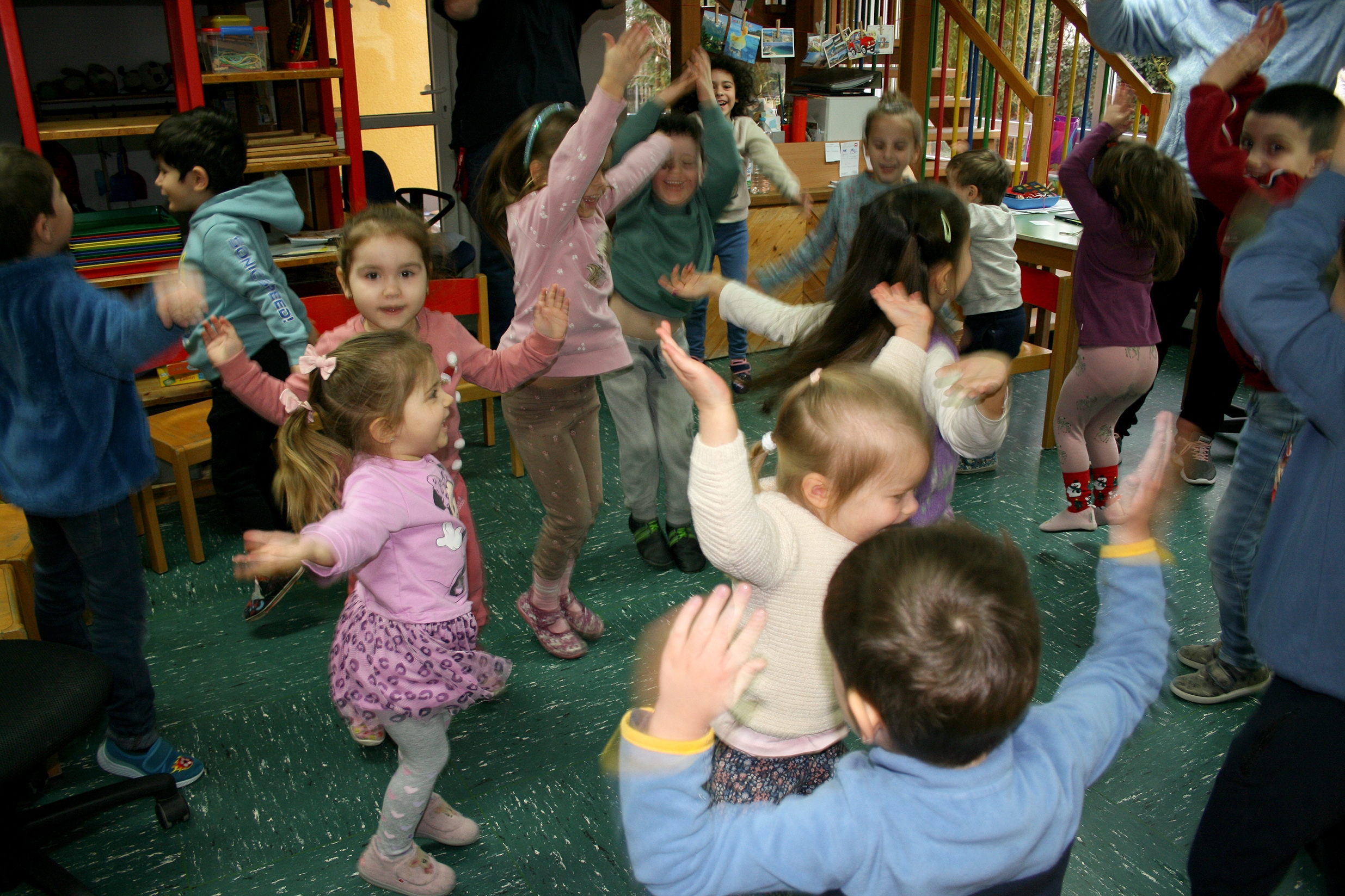 Kleine Kinder beim Herumhüpfen.