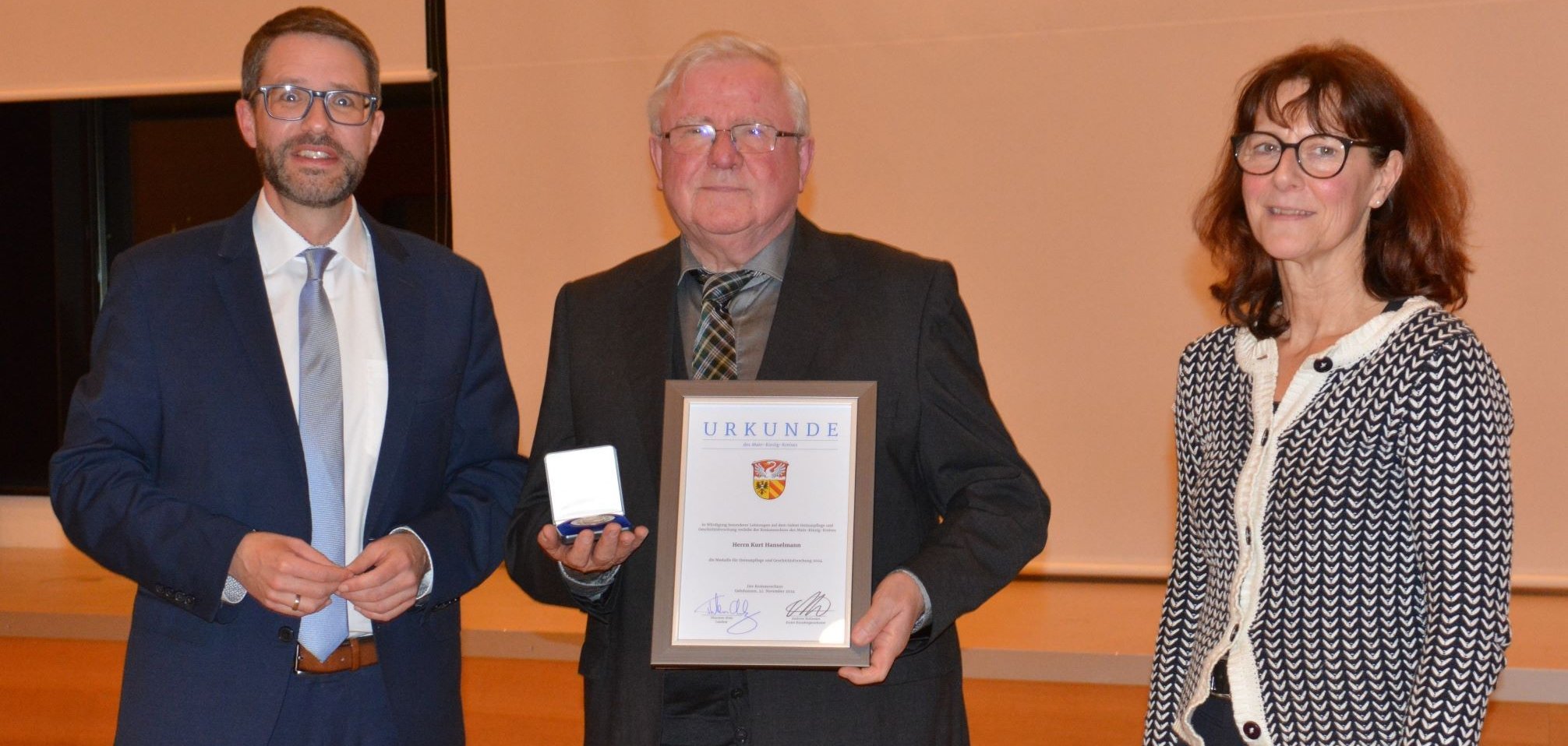 Kurt Hanselmann mit dem Landrat und Christine Raedler.