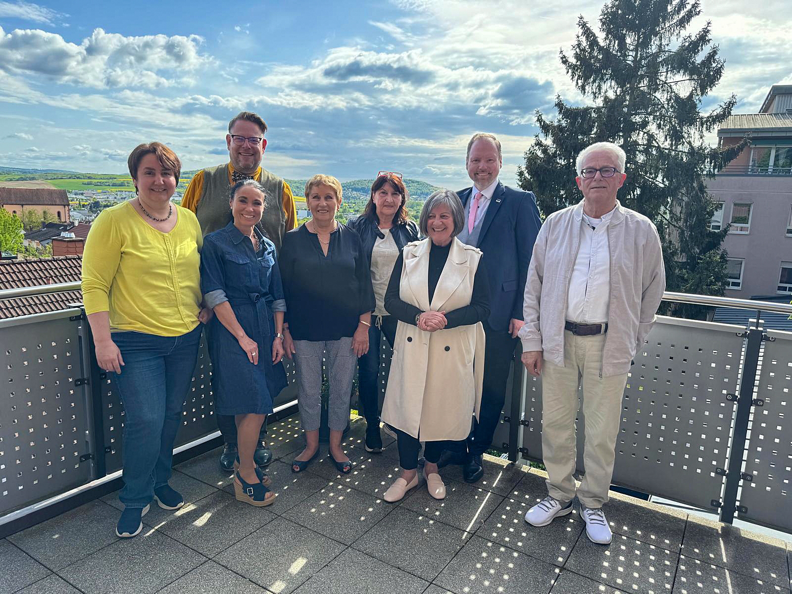 Gruppenbild auf der Terrasse des Hospiz in Gelnhausen.
