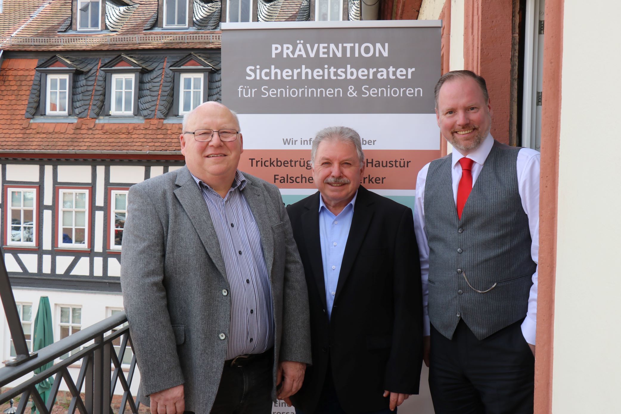 Die Sicherheitsberater mit Bürgermeister Litzinger auf dem Rathausbalkon.