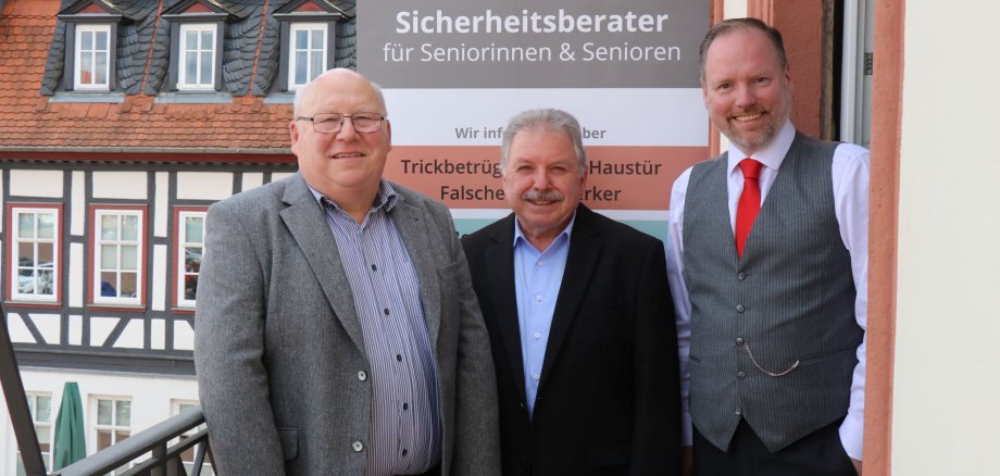 Die Sicherheitsberater mit Bürgermeister Litzinger auf dem Rathausbalkon.