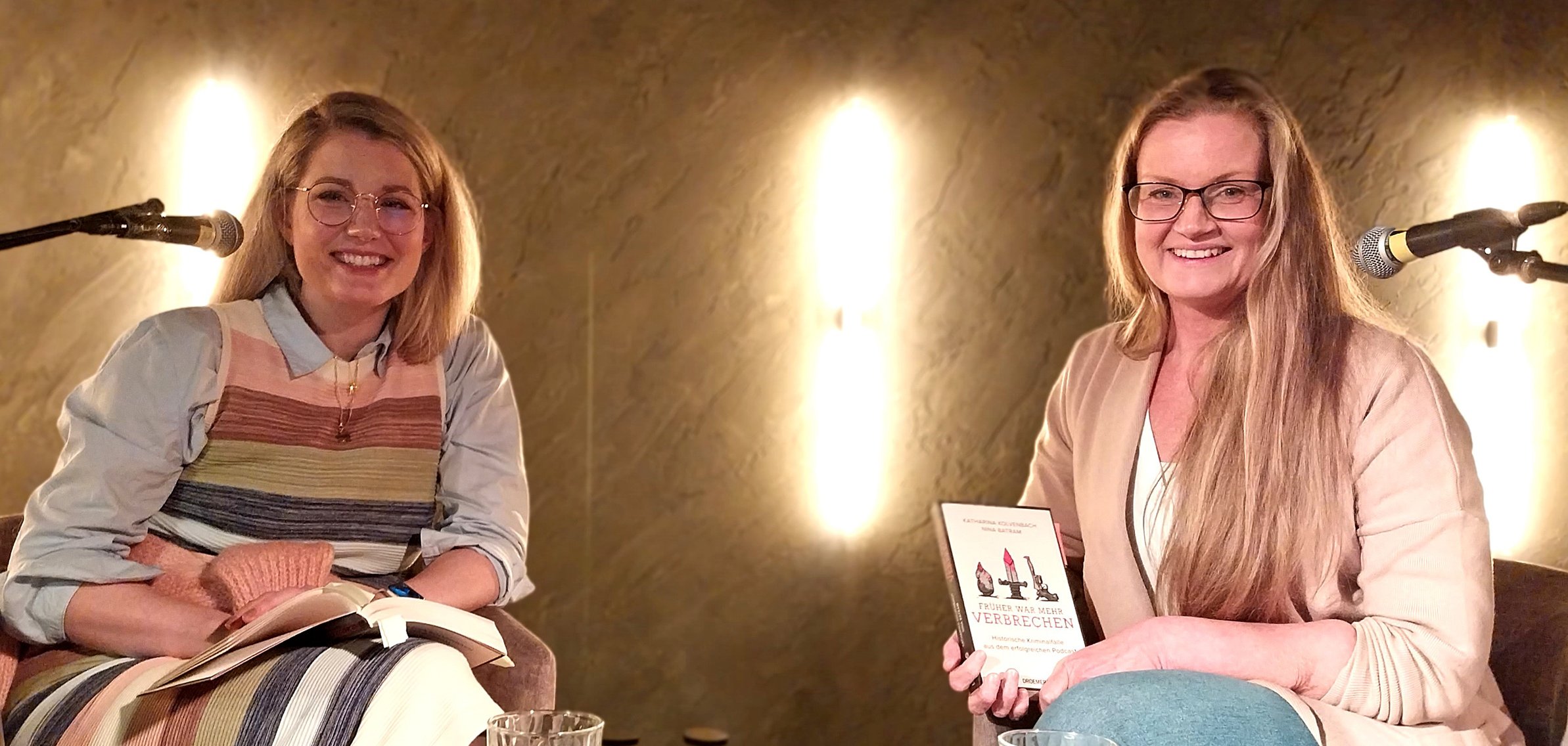 Die beiden Autorinnen am Tisch. 