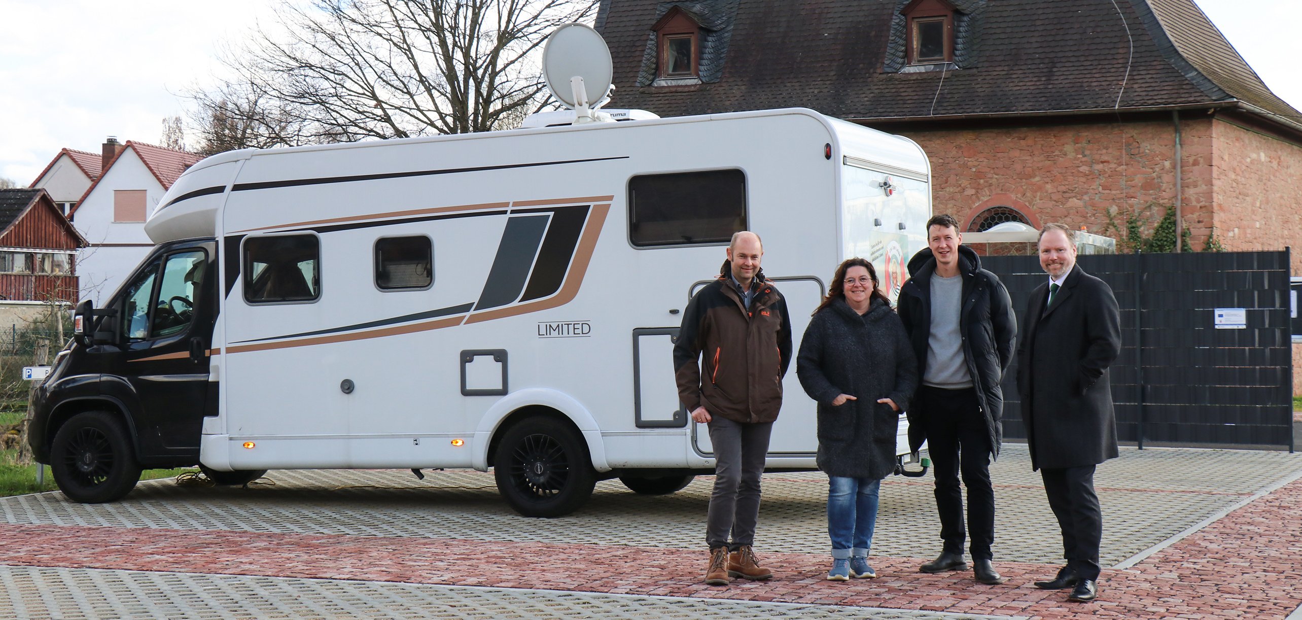 Der Bürgermeister und Vertreter der Fachabteilungen am neuen Wohnmobilstellplatz.
