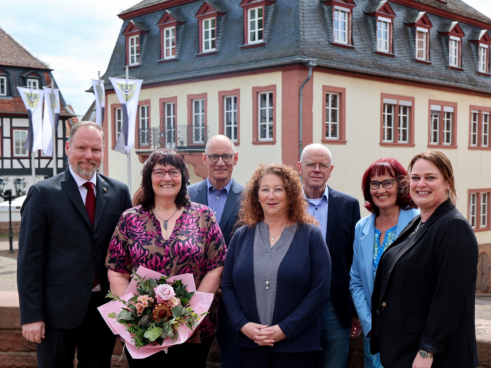 Die Jubilarin inmitten ehemaliger und aktueller Kolleginnen und Kollegen.