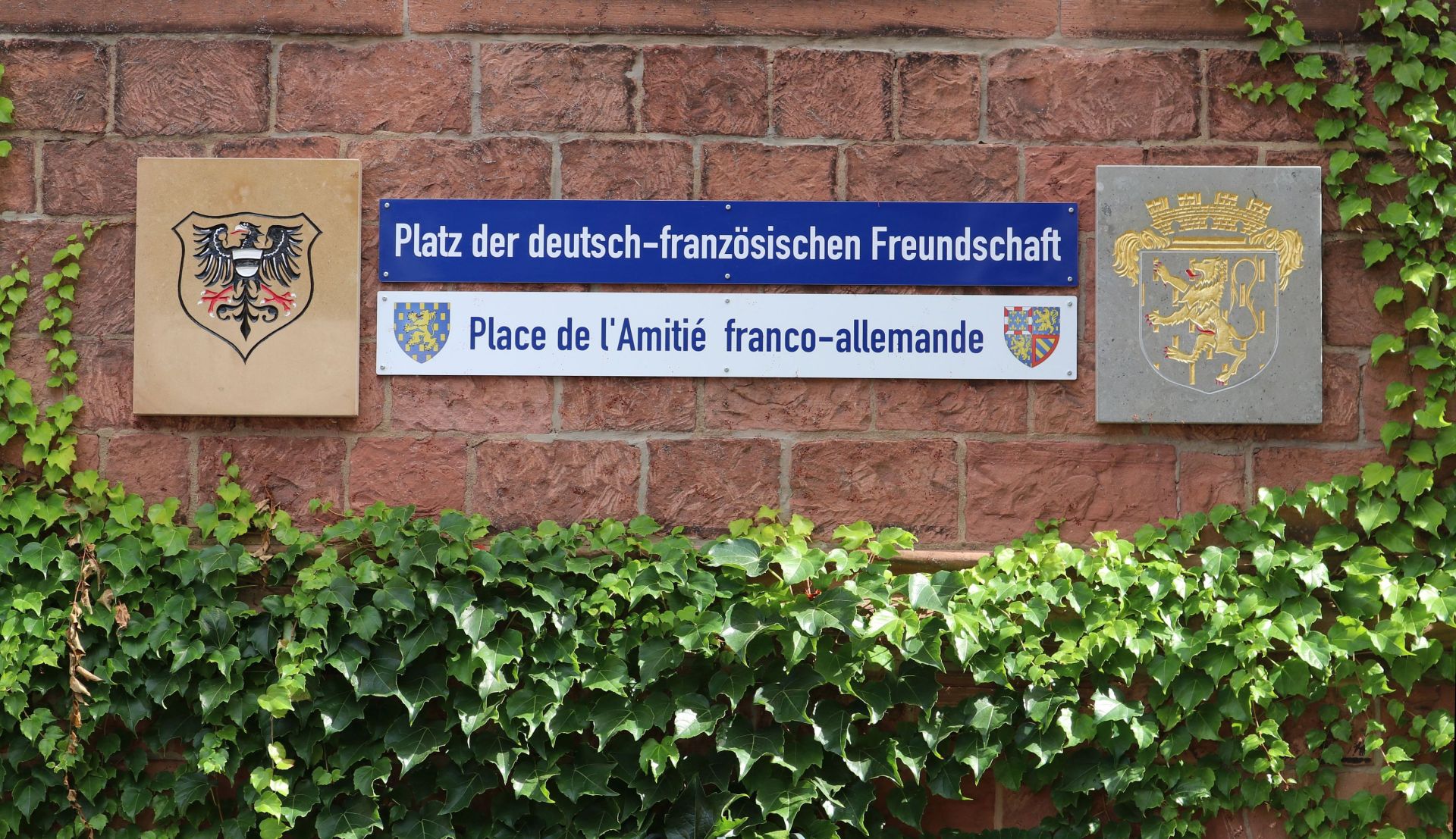 Gedenkfeier Die Gedenktafel am Platz der Deutsch-Französischen Freundschaft im Museumshof.