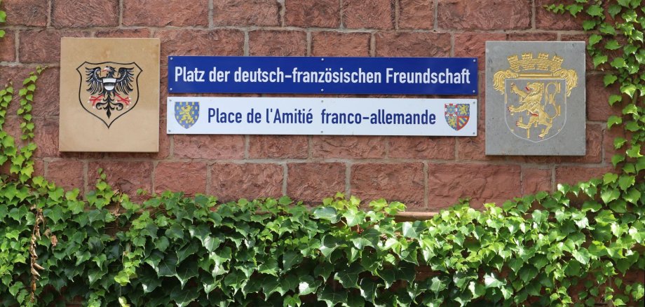 Die Gedenktafel am Platz der Deutsch-Französischen Freundschaft im Museumshof. 
