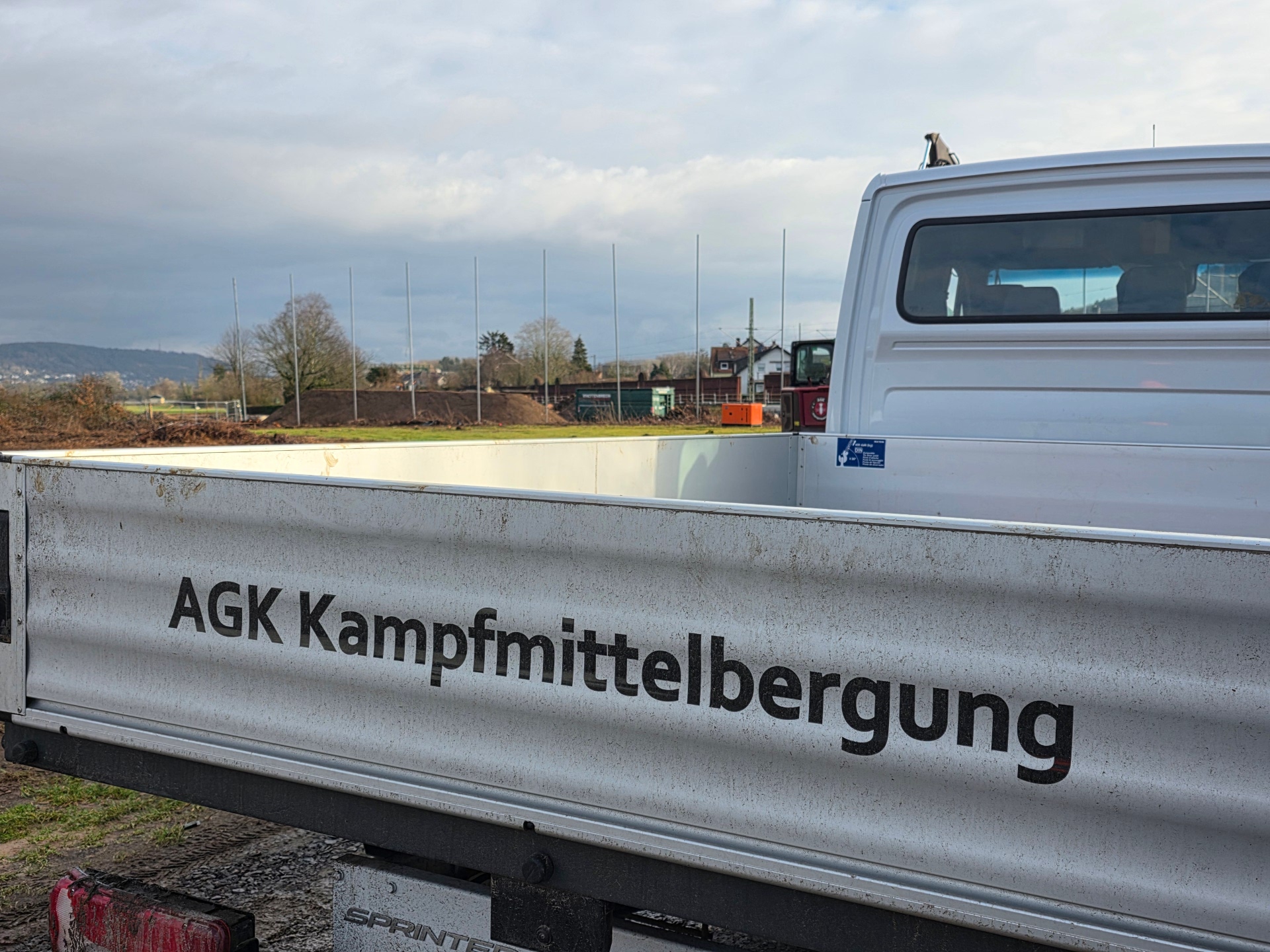 Die Rückseite eines Wagens des Kampfmittelräumdienstes.