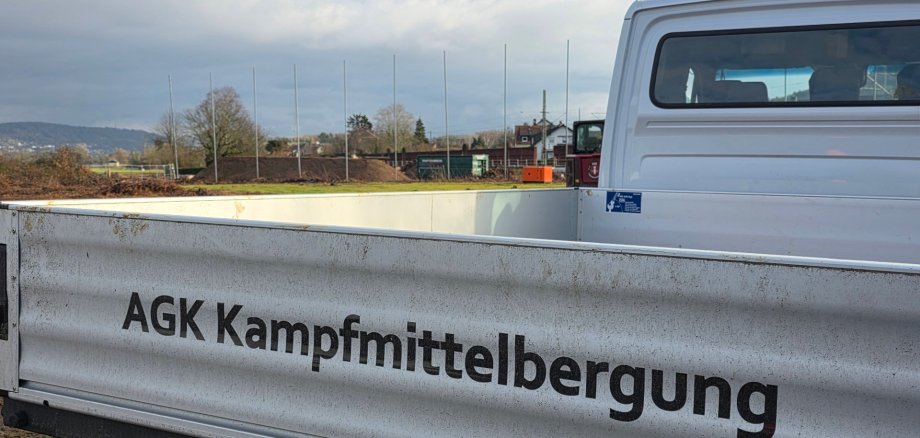 Die Rückseite eines Wagens des Kampfmittelräumdienstes.