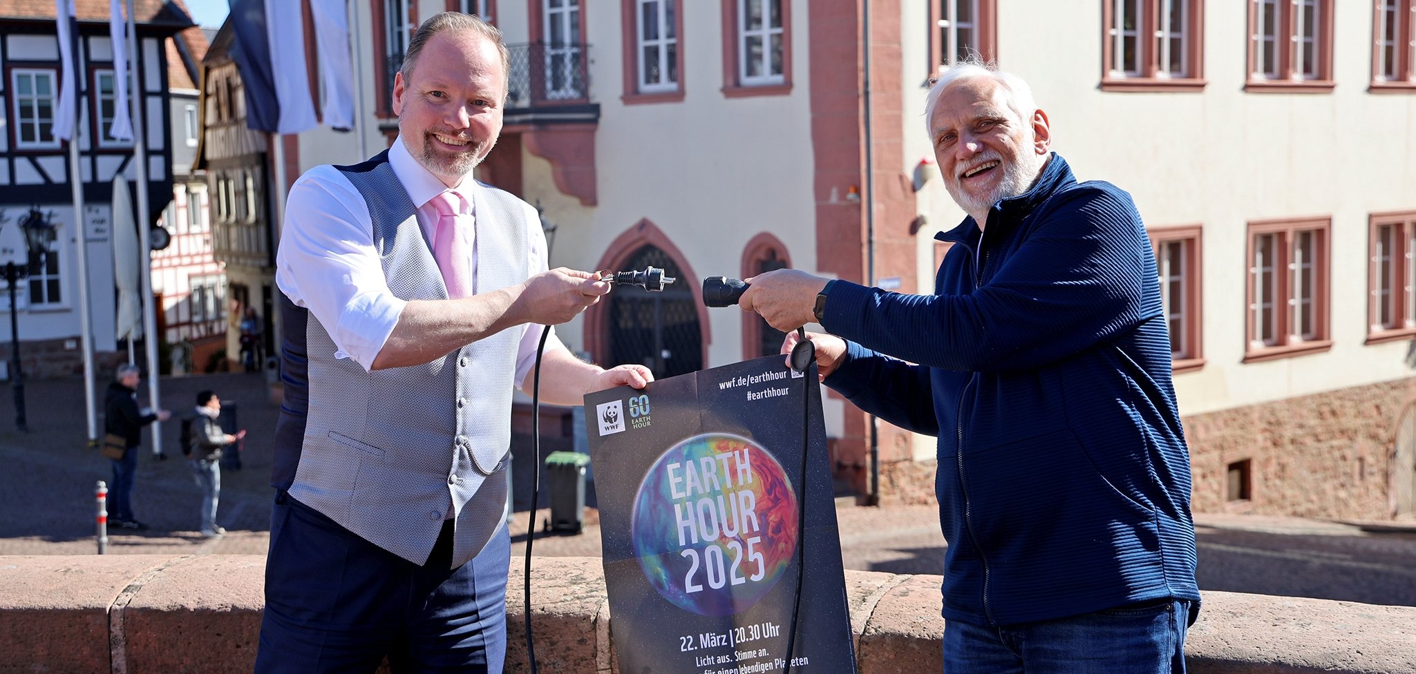Bürgermeister Litzinger und Stadtrat Bernd Wietzorek werben für die Earth Hour.