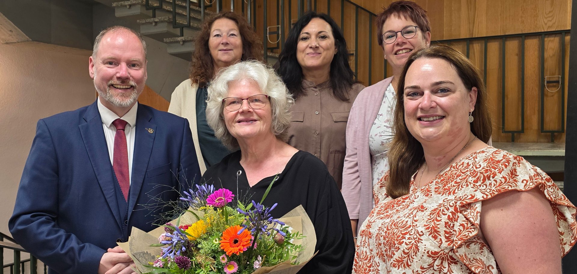 Dienstjubiläum Ruth Gleißenberg Gruppenbild mit dem Bürgermeister, Kollegen und der Jubilarin im Rathaus.