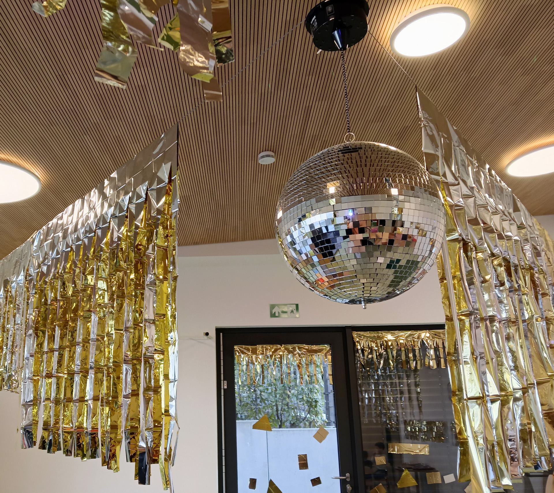 Glitzerdekoration in der Kita für das Golden Fest.