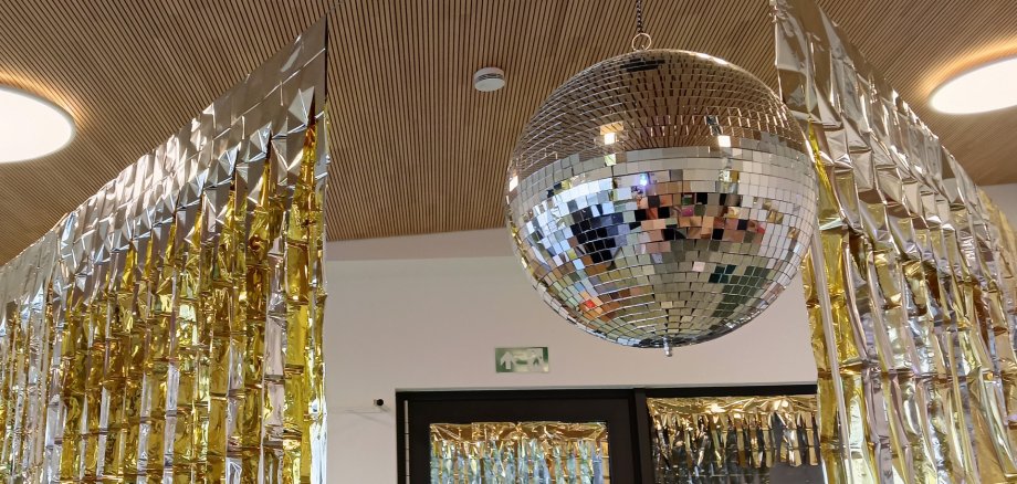 Glitzerdekoration in der Kita für das Golden Fest.