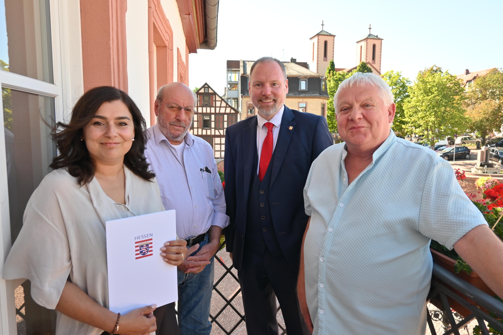 Ortsgericht Alla Çimen mit Vorgänger Joachim Kühl, Bürgermeister Christian Litzinger und Ortsgerichtsvorsteher Thomas Rehbein beim Besuch im Rathaus.