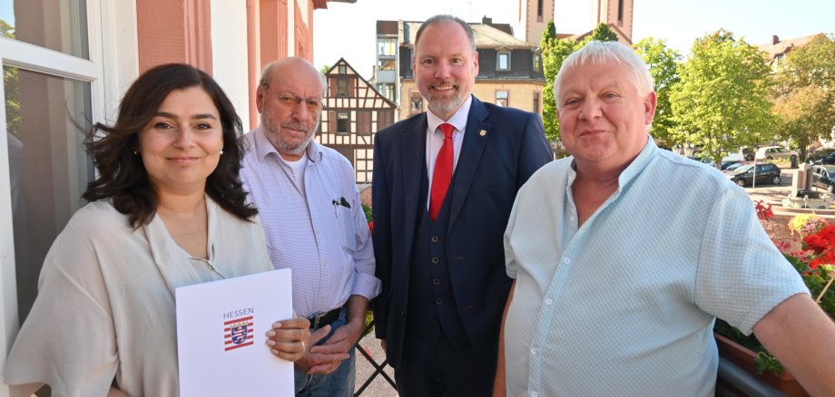Alla Çimen mit Vorgänger Joachim Kühl, Bürgermeister Christian Litzinger und Ortsgerichtsvorsteher Thomas Rehbein beim Besuch im Rathaus.