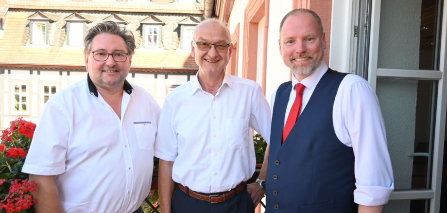 Zuwendung Feuerwehren Gruppenbild mit Bürgermeister.