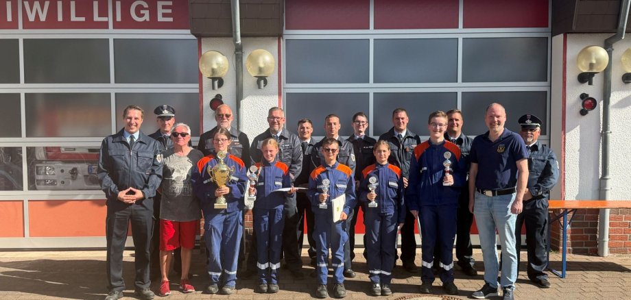 Gruppenbild der siegreichen jungen Feuerwehrleute mit dem Bürgermeister und einigen Aktiven. 