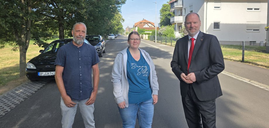 Der Bürgermeister mit den für die Baumaßnahme zuständigen Mitarbeitern aus dem Rathaus. 
