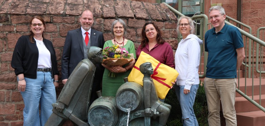 Verabschiedung Erika Kaiser Gruppenbild mit der frisch gebackenen Rentnerin und dem Bürgermeister.