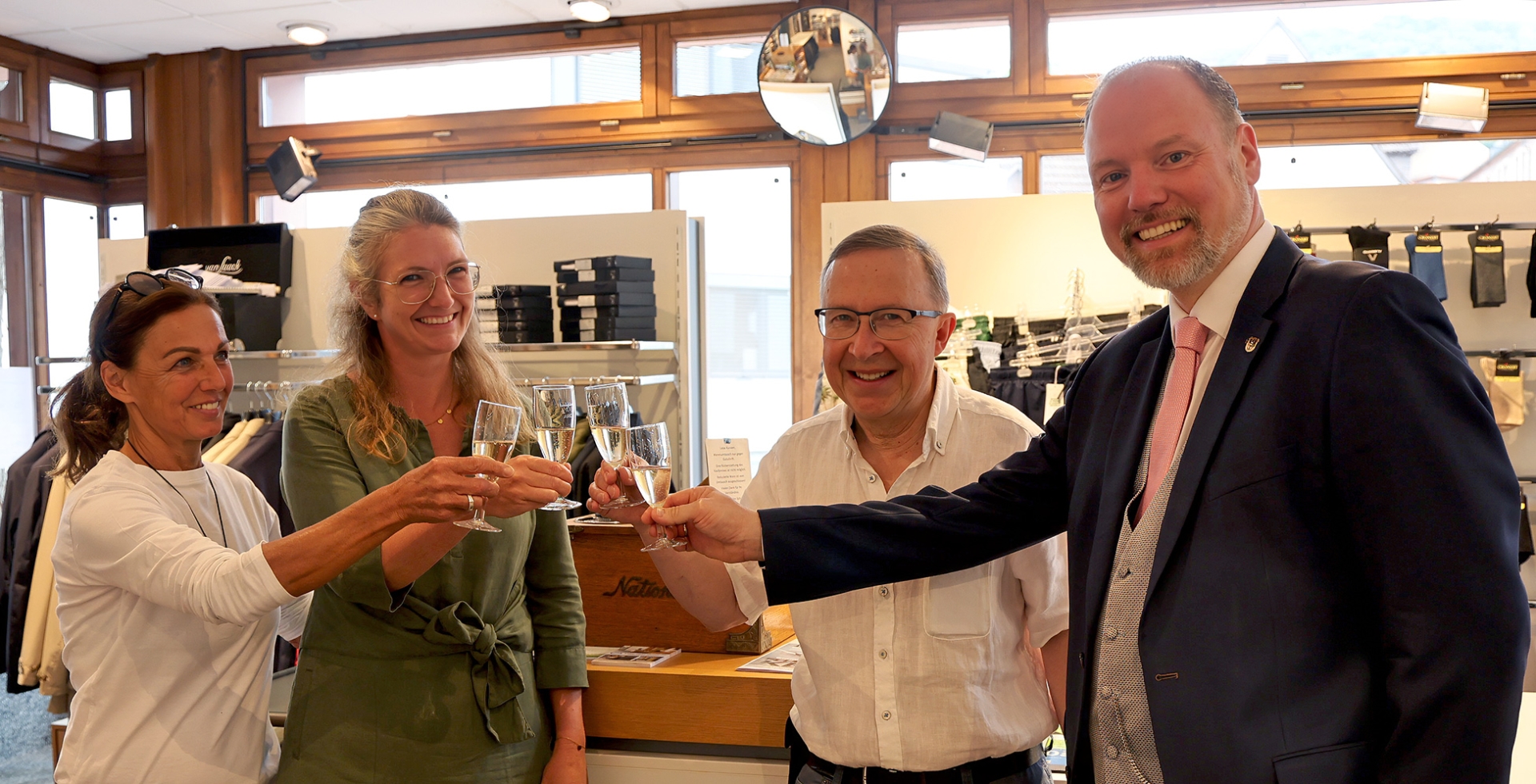 Inhaber und Gäste stoßen mit dem Bürgermeister an. 