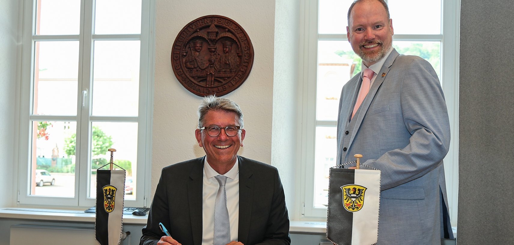 Dr. Wolfram Weimer trägt sich ins Goldene Buch der Stadt Gelnhausen ein. 