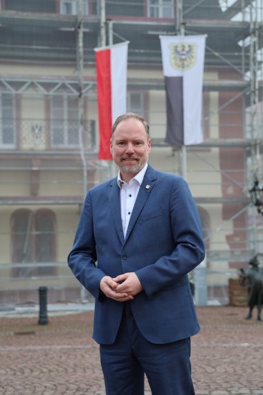 Bürgermeister Christian Litzinger vor dem Rathaus.