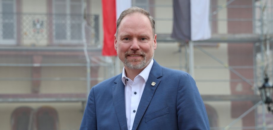 Bürgermeister Christian Litzinger vor dem Rathaus.
