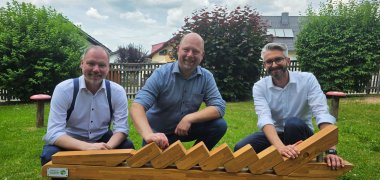 Der Bürgermeister und EAM-Vertreter mit dem Holzkrokodil.