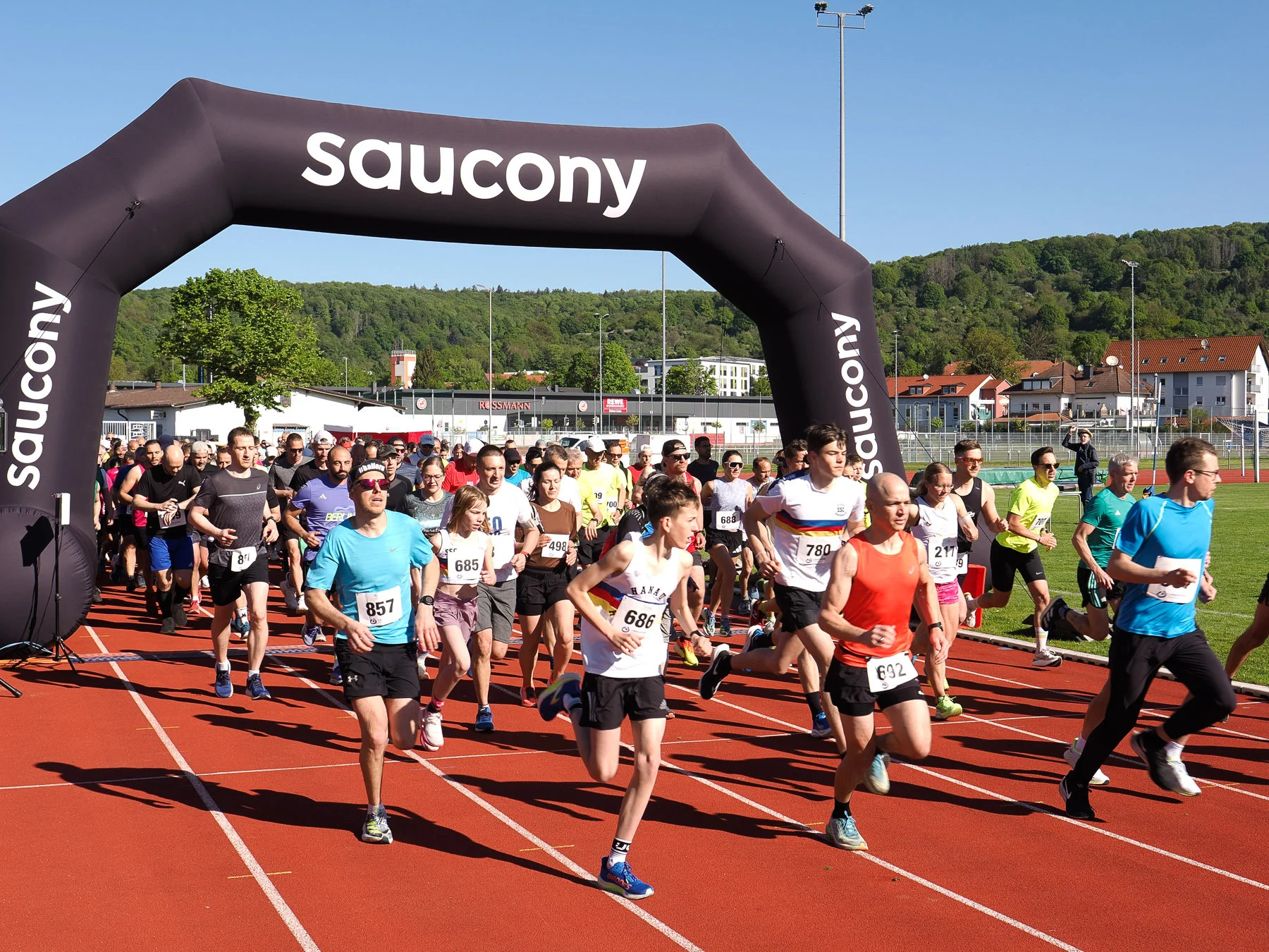 Die Läuferinnen und Läufer beim Start.
