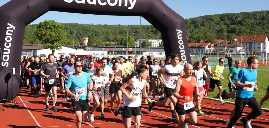 Die Läuferinnen und Läufer beim Start.
