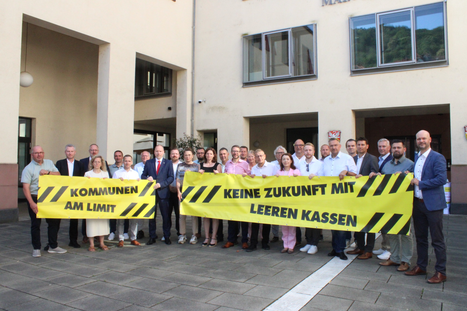 Die Bürgermeister des Kreises demonstrieren für eine bessere Finanzausstattung.