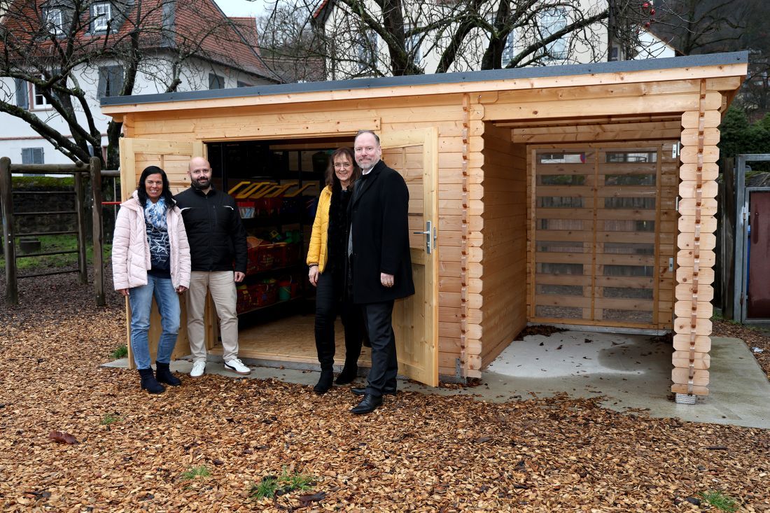 Gruppenbild vor dem neuen Spielhaus.