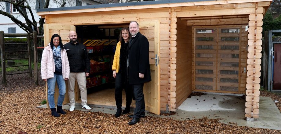 Sandspielhaus Gruppenbild vor dem neuen Spielhaus.