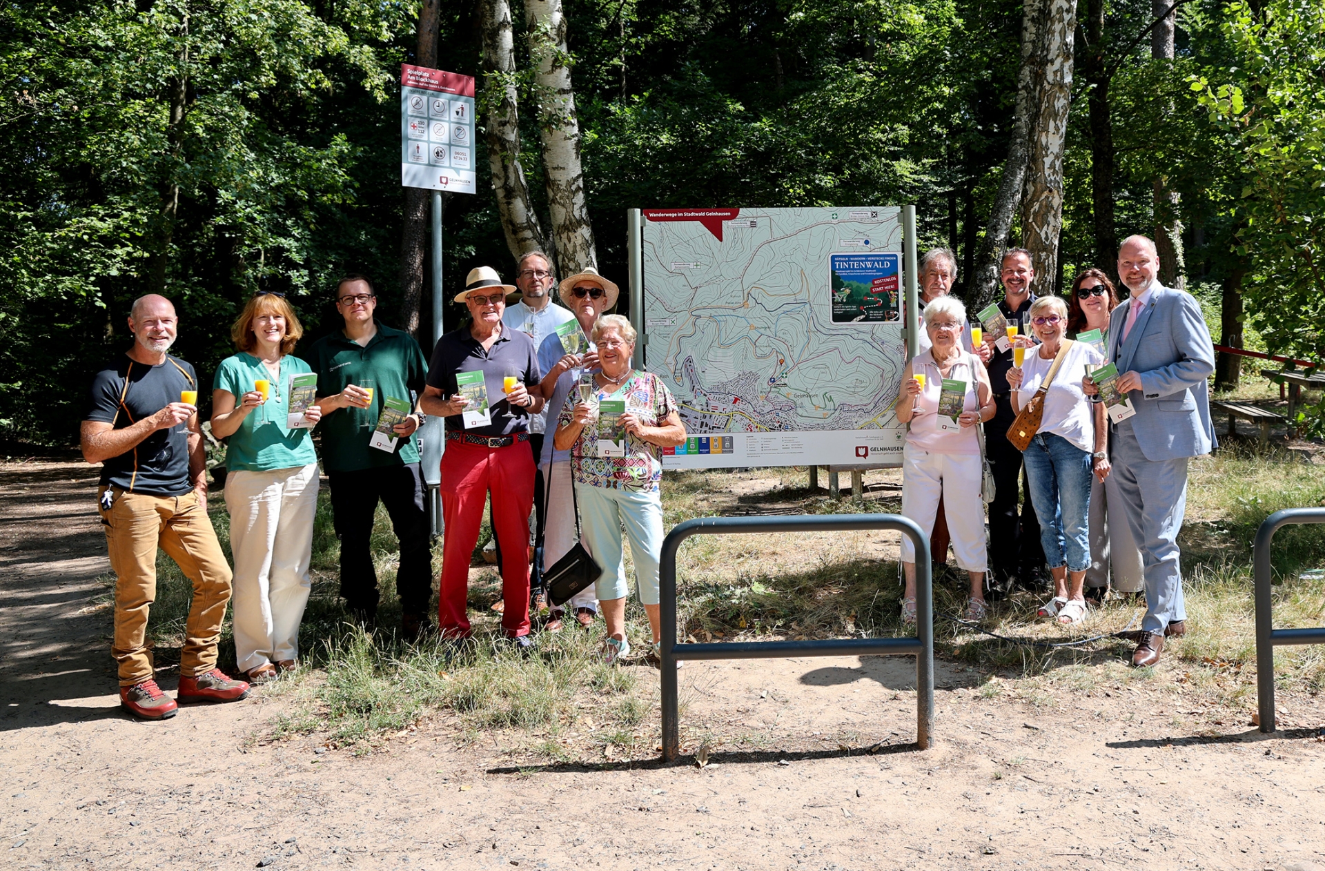 Ein Gruppenbild mit allen Beteiligten und dem Bürgermeister vor der neuen Hinweistafel mit Wanderkarte.