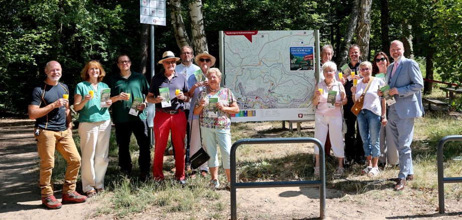 Ein Gruppenbild mit allen Beteiligten und dem Bürgermeister vor der neuen Hinweistafel mit Wanderkarte.
