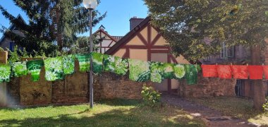 Die frisch gebatikten Kindersommershirts hängen auf der Leine. 