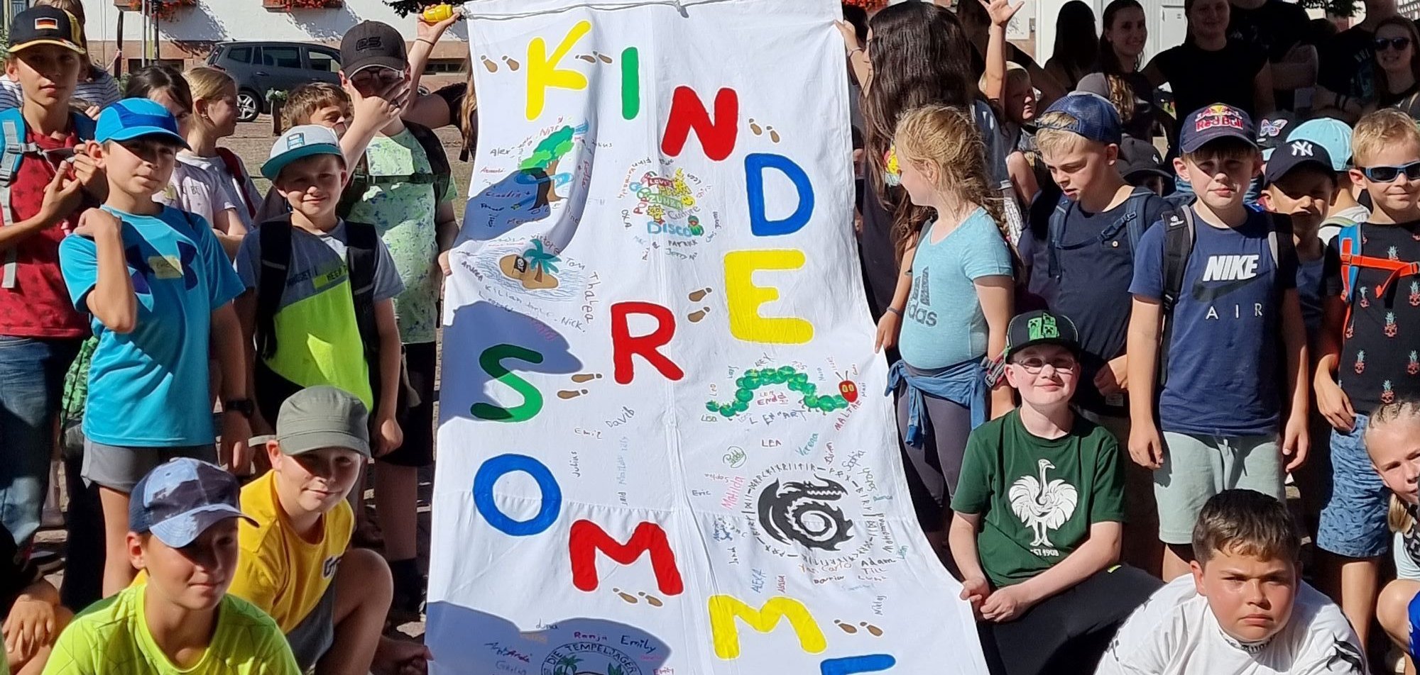 Gruppenbild mit der Kindersommerfahne 2024.