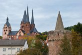 Hexenturm Im Vordergrund sieht man rechts den Hexenturm und links im Hintergrund sieht man die Marienkirche.