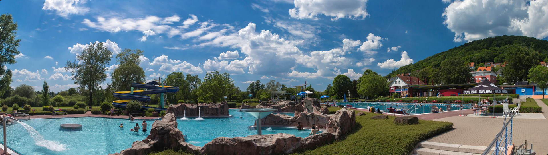 Seitenansicht vom Barbarossabad. Links zu sehen ist das Schwimmbecken.