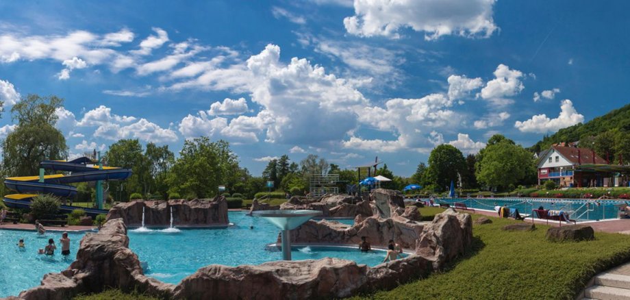 Seitenansicht vom Barbarossabad. Links zu sehen ist das Schwimmbecken.