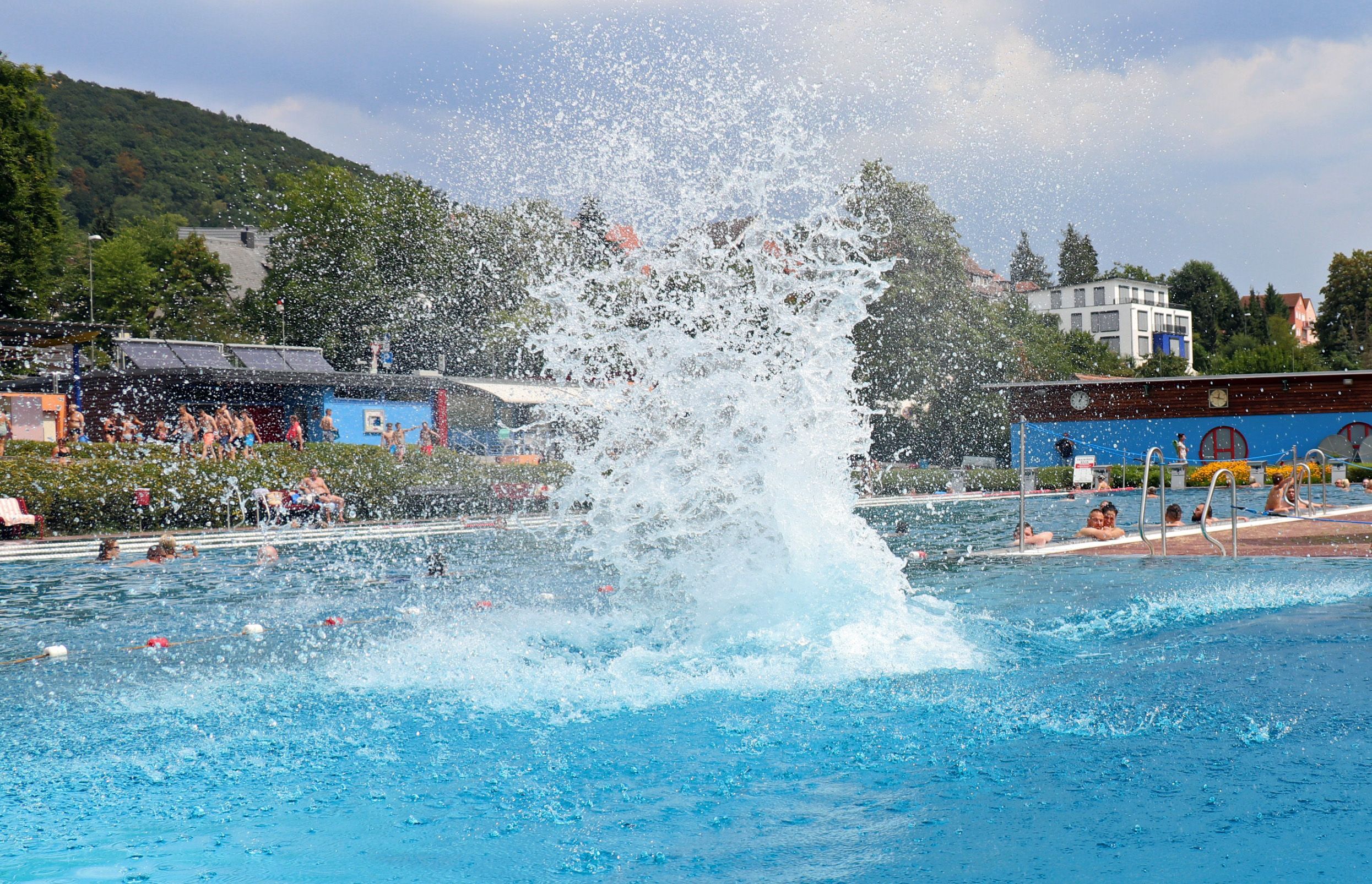 Eine Wasserfontäne nach einem Sprung vom Drei-Meter-Brett.