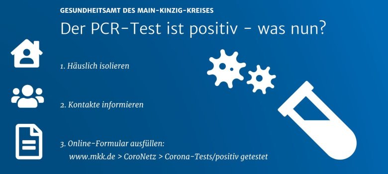 Das Plakat mit dunkelblauem Hinbtergrund und weißer Schrift zeigt auf einen Blick, was zu tun ist, wenn der PCR-Test positiv ausfällt. 1. Häuslich isolieren; 2. Kontakte informieren; 3. Online-Formular ausfüllen auf www.mkk.de