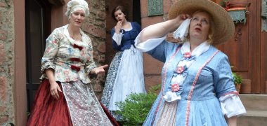3 Frauen in aufwändigen Gewändern und Kopfbedeckungen aus der Zeit August des Starken