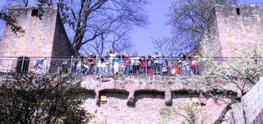 Kinder schauen vom Halbmund, einem der Stadttürme herunter