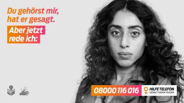 Kampagne des Hilfetelefons. Das Foto zeigt ein Plakat mit der Nummer des Hilfetelefons 08000116016. Abgebildet ist eine junge Frau mit Migrationsbiografie, die direkt in die Kamera blickt. Dazu der Text:  Du gehörst mir, hat er gesagt. Aber jetzt rede ich.