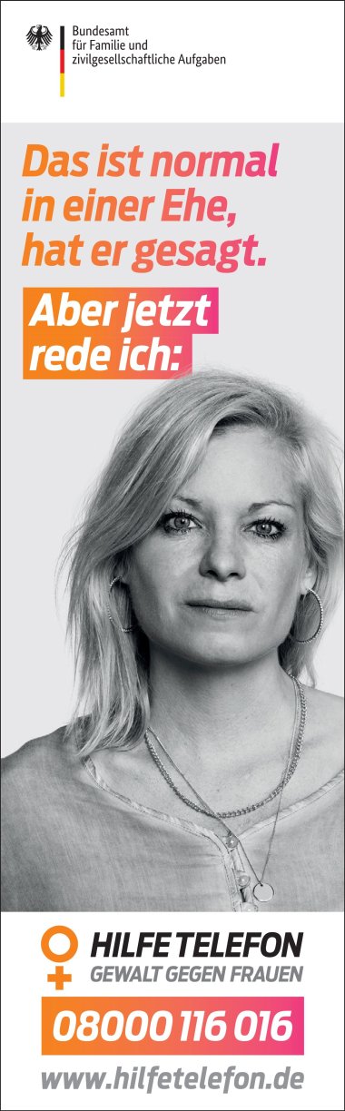Gegen Gewalt an Frauen Kampagne des Hilfetelefons. Das Foto zeigt ein Plakat in Hochformat mit der Nummer des Hilfetelefons 08000116016. Abgebildet ist eine Frau mittleren Alters, die direkt in die Kamera schaut. Dazu der Text: Du hast es nicht anders verdient, hat er gesagt. Aber jetzt rede ich.