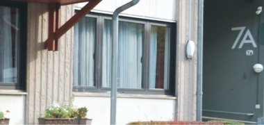 Bild der Fensterfront des Dorfgemeinschaftshauses in Hailer