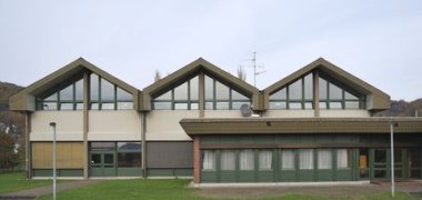 Frontansicht der Khakigrünen Kinzighalle im Stadtteil Roth