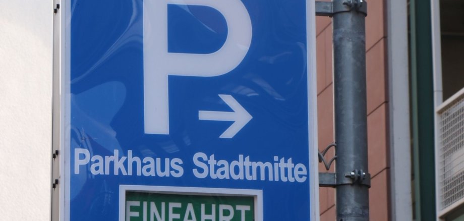 Bild vom blauen Parkhausschild des Parkhauses Stadtmitte