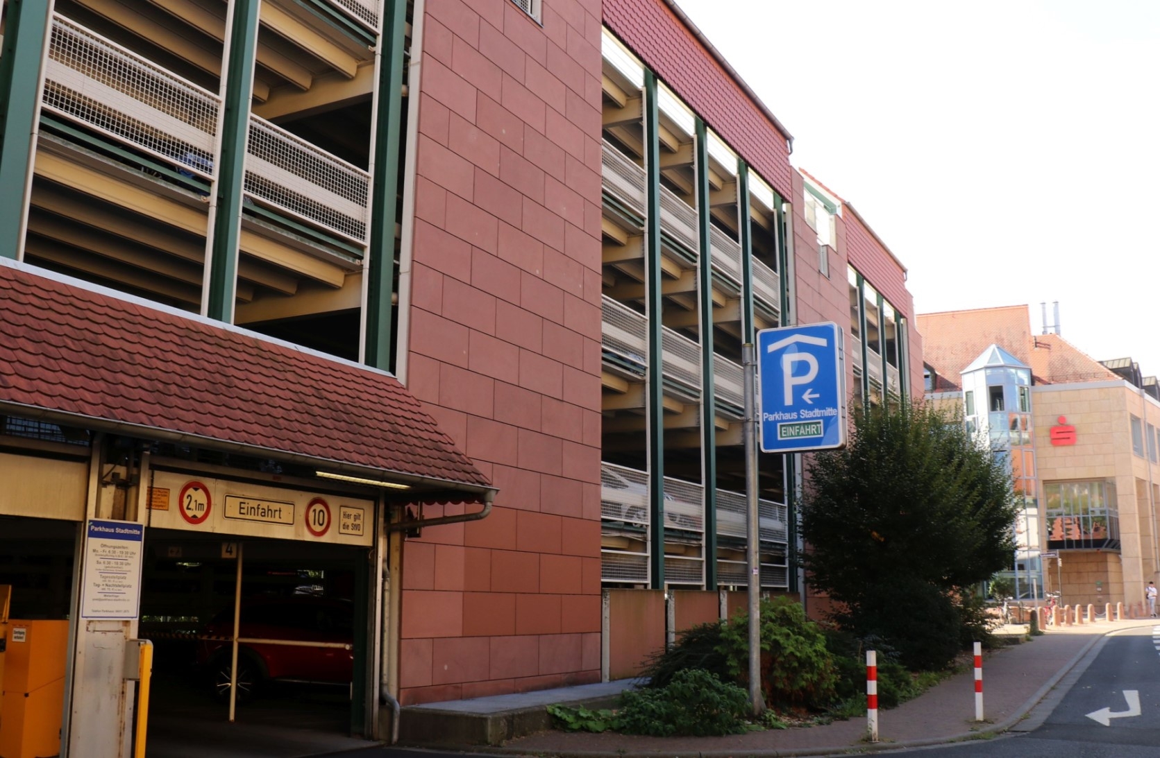 Seitenansicht des Parkhauses neben dem Sparkassengebäude 