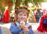 Kind in mittelalterlicher Kleidung Kind in mittelalterlicher Kleidung mit Holzlöffel in der Hand